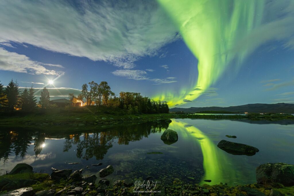 The best northern lights tours in Tromsø with a minibus: The Green Adventure