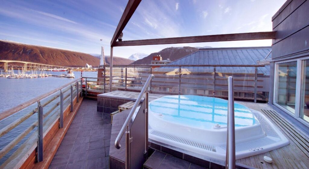 The rooftop jacuzzi in Clarion Hotel Aurora in Tromso