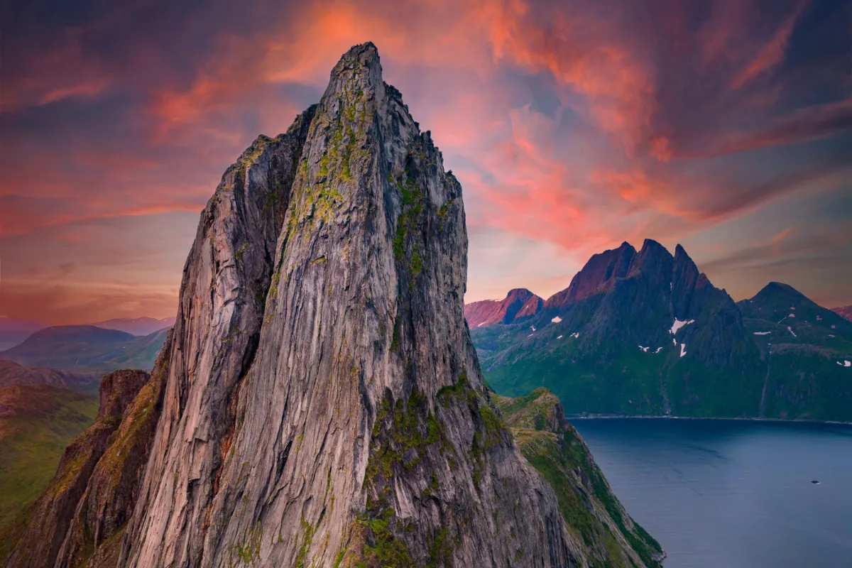 What to see along the way from Tromsø to Lofoten by car: Hesten on Senja