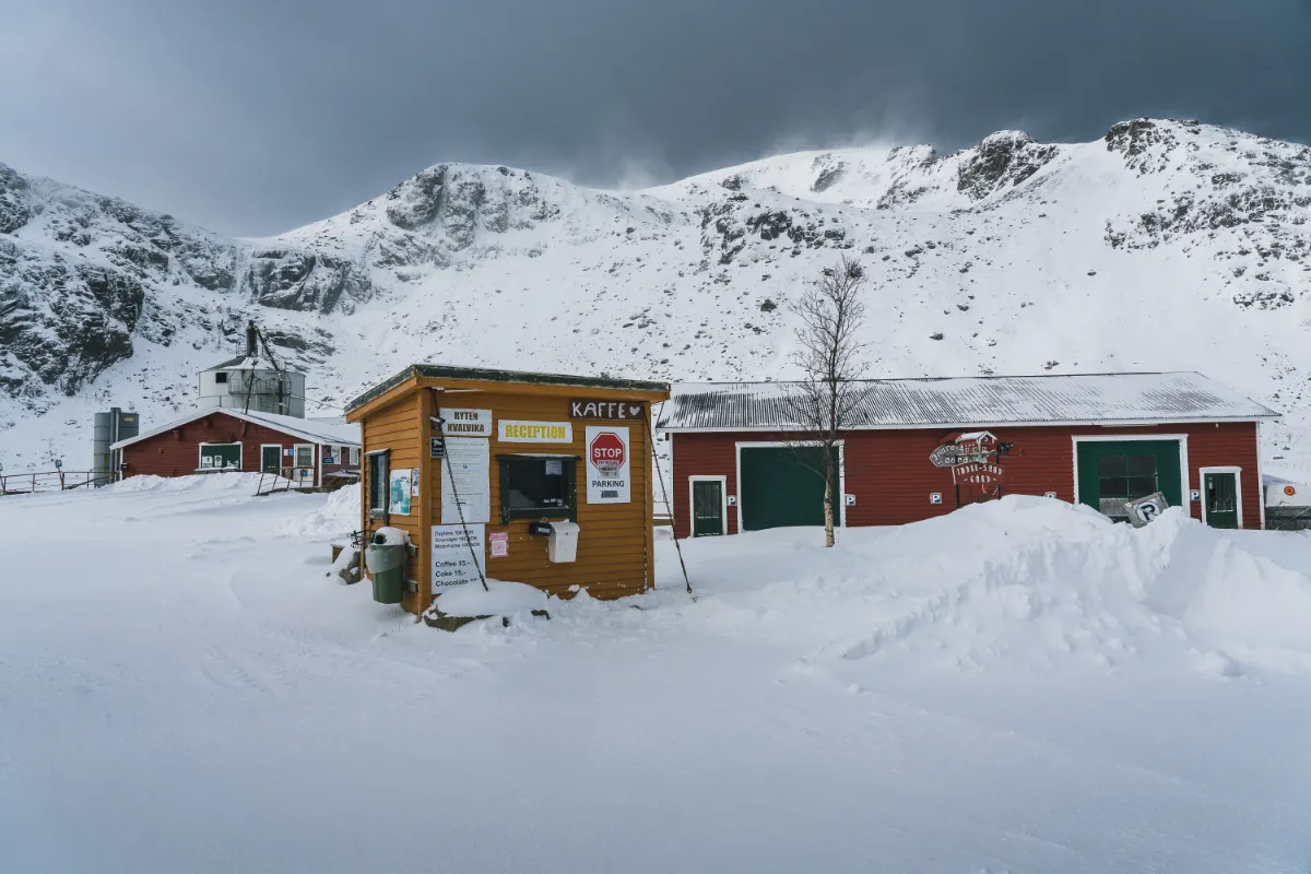 Paid parking for Ryten and Kvalvika in Innerdsand close to Fredvang