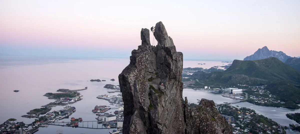 what to do in summer in lofoten_ climb svolvaergeita