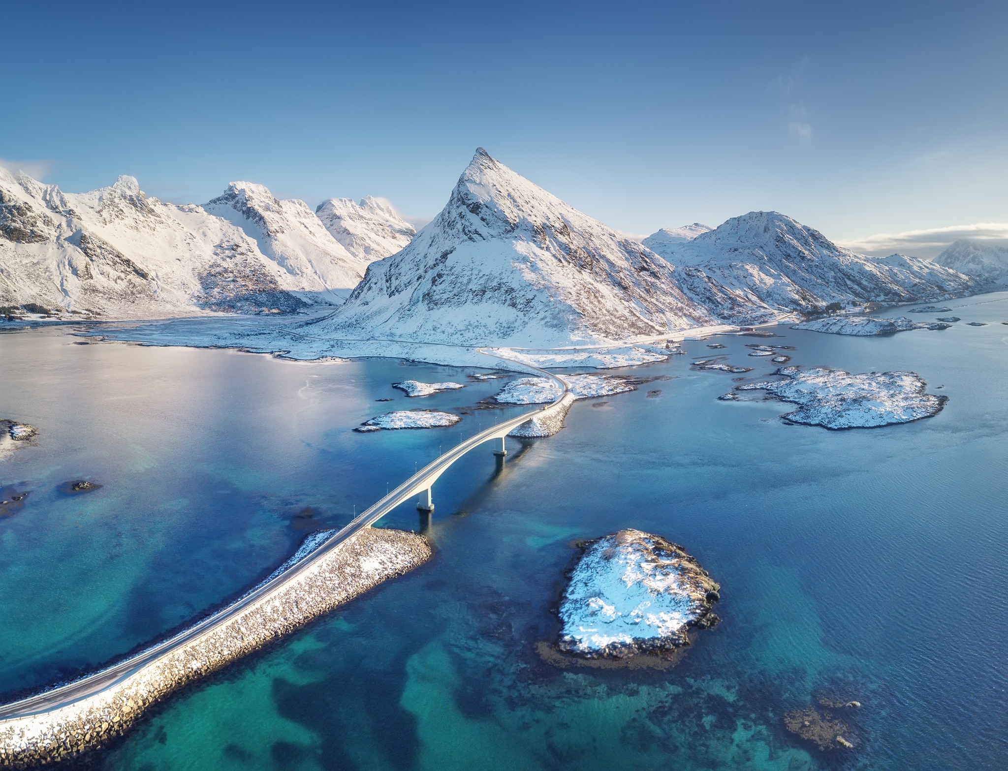 The parking at the passing places issue is most pressing on the Fredvang bridges that have only one line