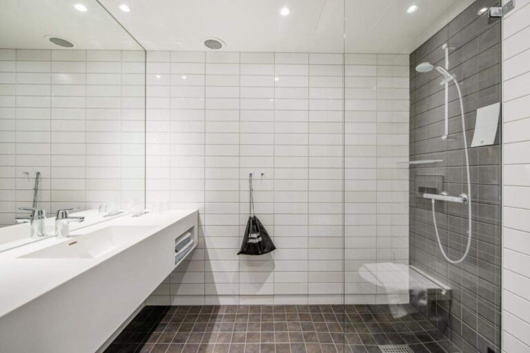 Best luxury hotels in Tromso_Clarion Hotel the Edge_bathroom