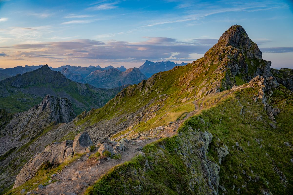 Best Hikes in Lofoten DjevelportenFloya 13