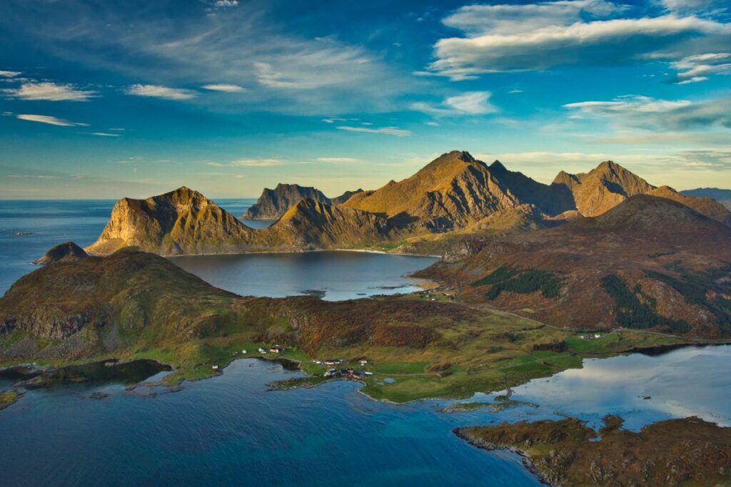 Offersoykammen is one of the easiest and best hikes in Lofoten.