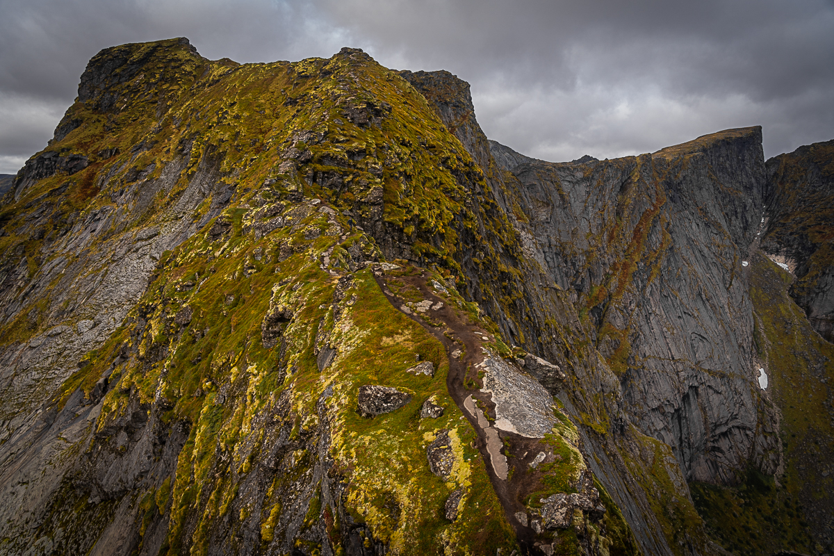 The path to the actual Reinebringen summit. 