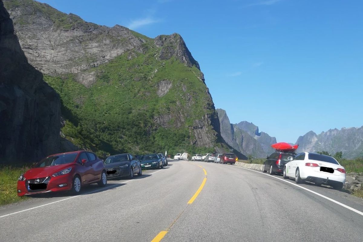 Reinebringen hike: Illegal parking along the main road E10