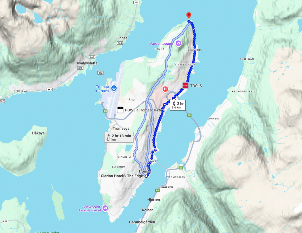 Nordspissen is one of the best places to watch and photograph the northern lights in Tromsø. However, it is not so easy to reach it on foot or by bus. 