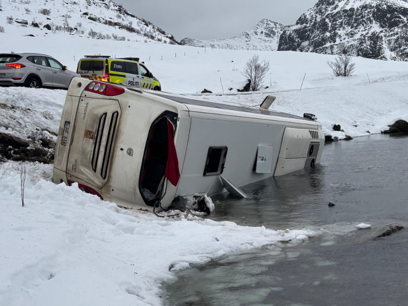 Winter driving in Lofoten: A bus drove out of the road because of the strong wind