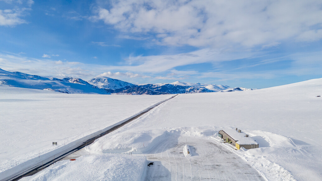 Winter and snow at Flye 1389, April 18, 2024. About three weeks after the road over Valdresflye was reopened after the winter. Architect: Knut Hjeltnes sivilarkitekter mnal AS. Photo: Frid-Jorunn Stabell.